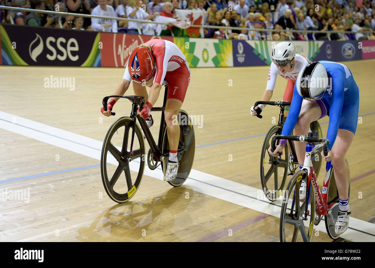 La Laura Trott (à gauche) d'Angleterre bat Elinor Barker du pays de Galles lors du dernier sprint de la course de points de 25 km pour prendre l'or au vélodrome Sir Chris Hoy pendant les Jeux du Commonwealth de 2014 à Glasgow. Banque D'Images