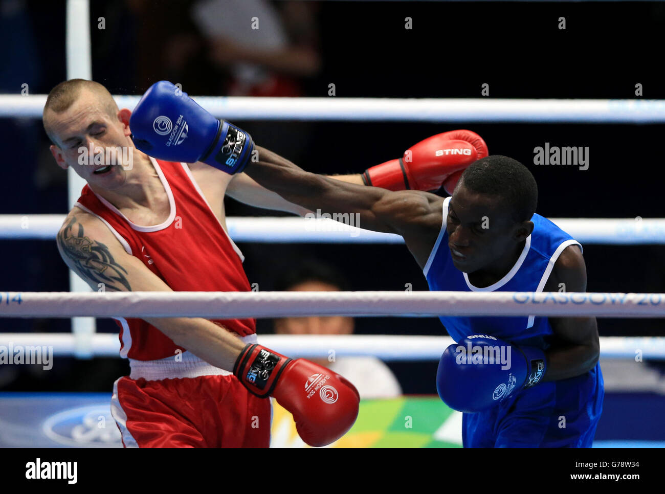 Ruairi Dalton (rouge) d'Irlande du Nord en action contre Ezra Paul Mwanjwango de la République-Unie de Tanzanie au SECC pendant les Jeux du Commonwealth de 2014 à Glasgow. Banque D'Images