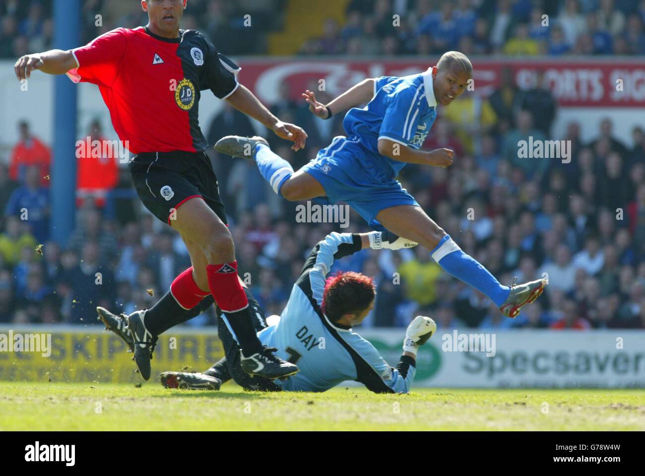 Robert Earnshaw, de Cardiff City, remet en question le gardien de but Chris Day (en bas) de QPR, mais voit son tir s'élancer pendant son match national de la division 2 au parc Ninian de Cardiff.QPR a gagné le match 2-1.. Banque D'Images