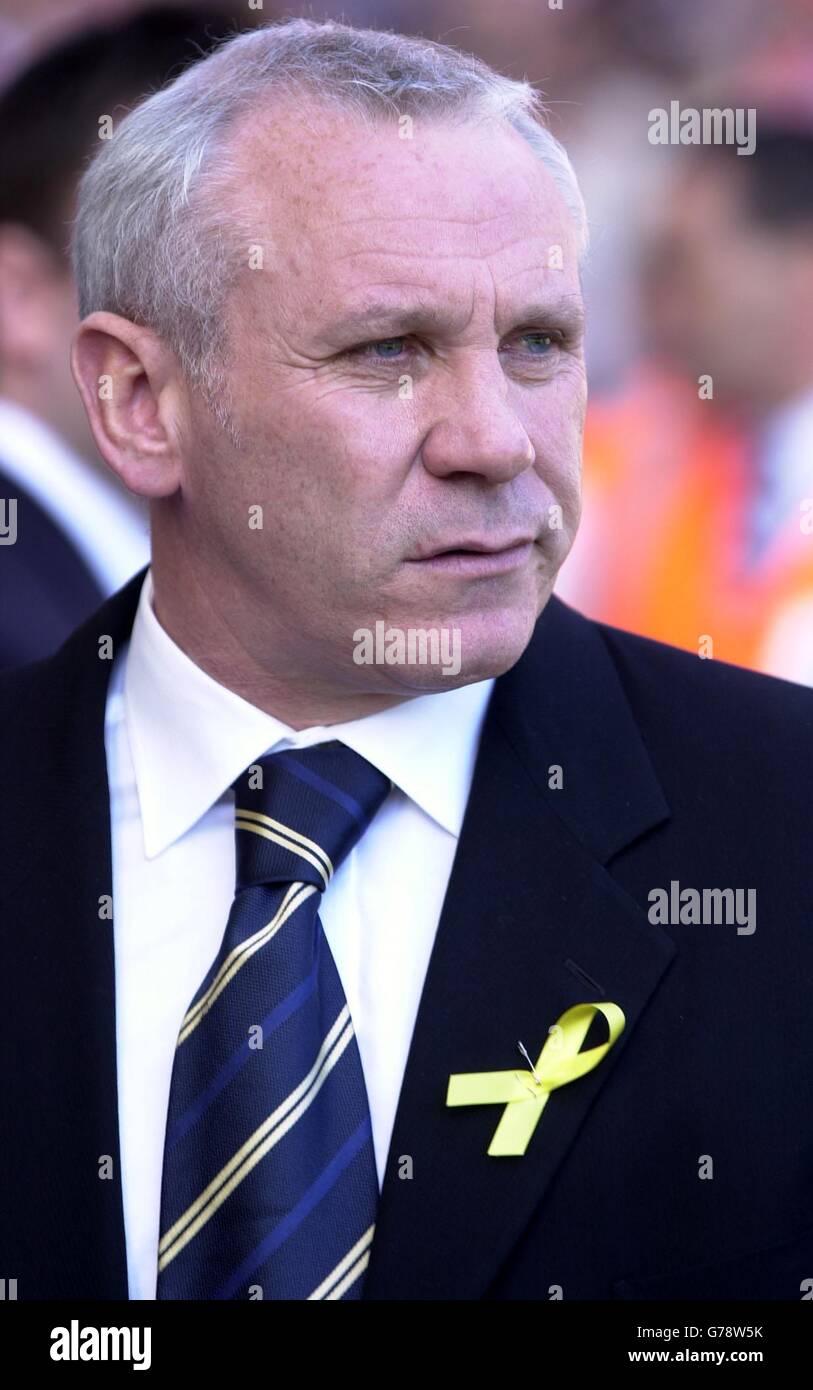 Peter Reid, directeur de garde à Leeds, regarde pendant son match de First ership de FA Barclaycard contre Charlton Athletic au terrain de la vallée de Charton à Londres. Leeds United défait Charlton Athletic 6-1. 09/05/2003: Peter Reid, le gérant de Leeds United, qui doit être dévoilé comme gérant à temps plein, le vendredi 9 mai 2003. Reid a été nommé il y a exactement sept semaines à la suite de la démission de Terry Venloses, et son mémoire à l'époque était simplement de garder Leeds dans la première ligue. Dimanche, l'homme de 46 ans a atteint cet objectif avec une victoire stupéfiante de 3-2 sur Arsenal à Highbury, Banque D'Images