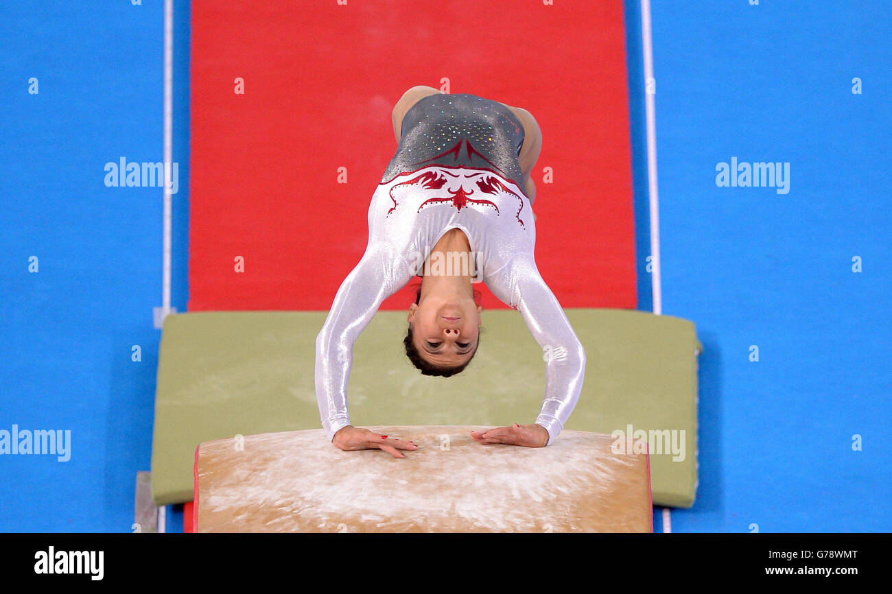 La Claudia Fragapane d'Angleterre est en compétition sur la voûte lors de la finale de l'équipe féminine de gymnastique artistique et de la qualification individuelle à LA SEE Hydro, lors des Jeux du Commonwealth de 2014 à Glasgow. Banque D'Images