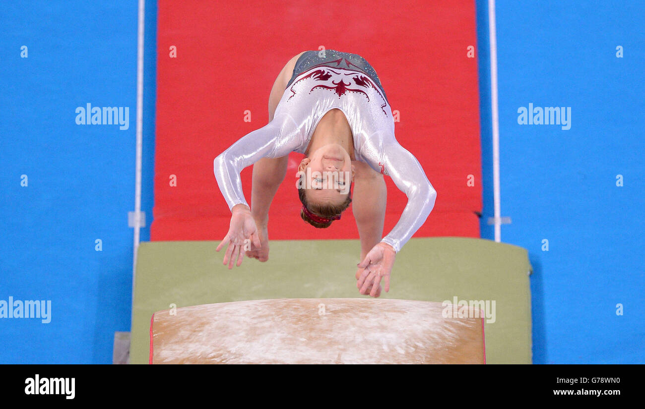 Le Kelly SIMM d'Angleterre est en compétition sur le Vault lors de la finale de l'équipe féminine de gymnastique artistique et de la qualification individuelle à la SEE Hydro, lors des Jeux du Commonwealth de 2014 à Glasgow. Banque D'Images