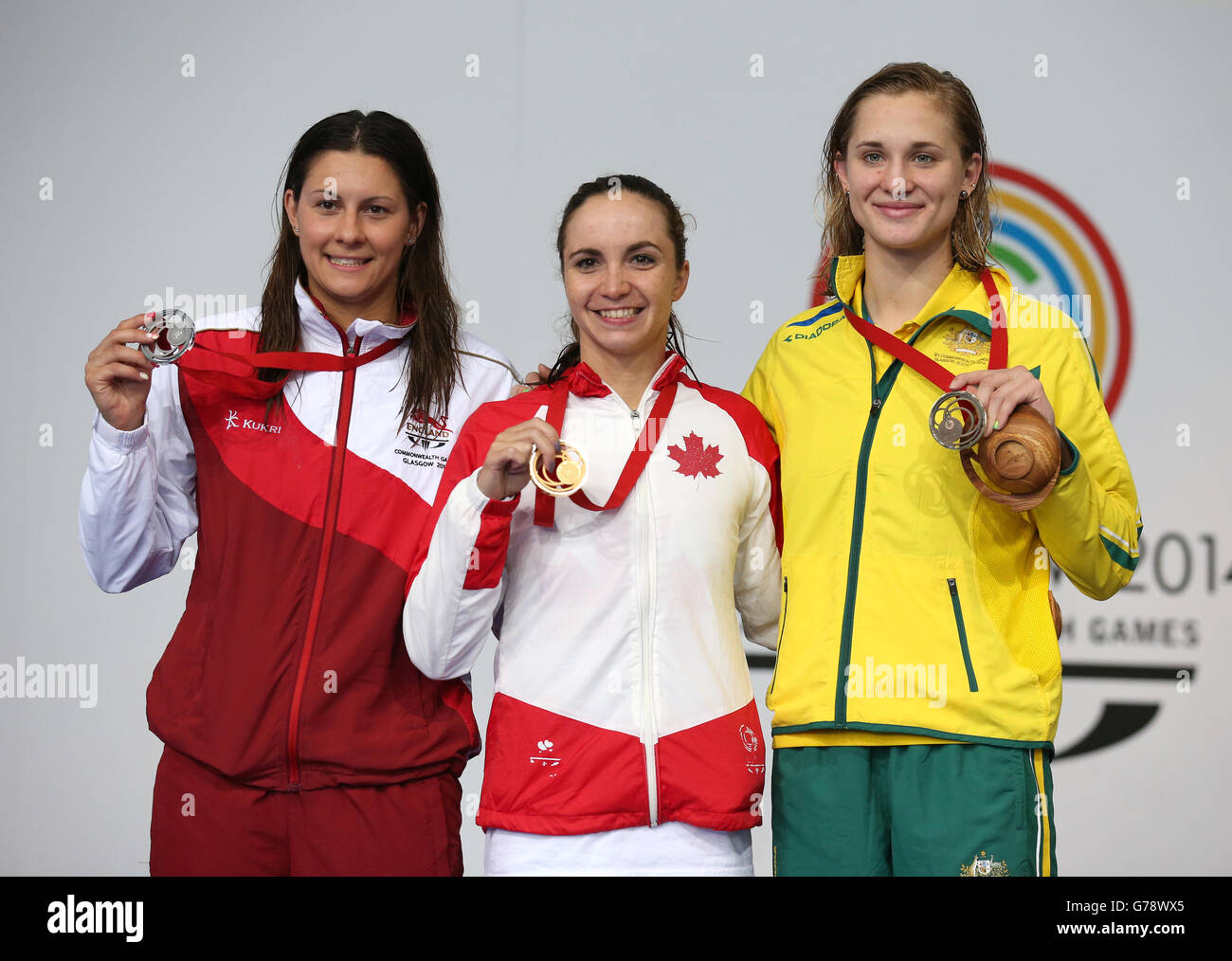 Audrey Lacroix, médaillée d'or au Canada (au centre), et Audrey Lacroix, médaillée d'or en Angleterre Aimee Willmott (à gauche) et médaillée de bronze, Maddie Groves (à droite) Au cours de la cérémonie de présentation du papillon féminin de 200 M. Banque D'Images