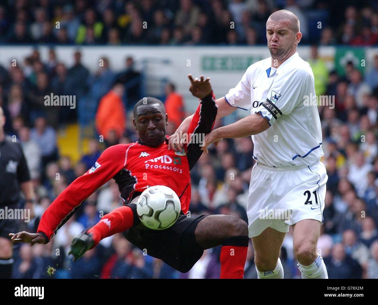 Andy Cole de Blackburn Rovers en action contre Danny Mills (à droite) de Leeds United lors du match Barclaycard Premiership à Elland Road, Leeds. Blackburn Rovers défait Leeds United 3-2. Banque D'Images