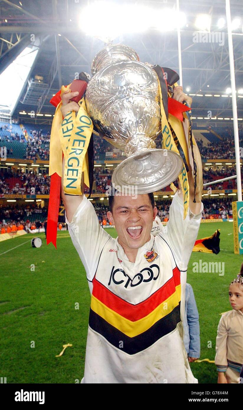 Robbie Paul, de Bradford Bulls, tient la coupe du défi après avoir battu Leeds Rhinos 22-20 lors de la finale de la coupe du défi Powergen au Millennium Stadium, Cardiff. Banque D'Images