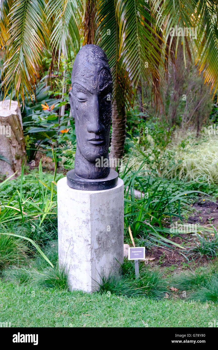 Vergissmeinnicht (forget-me-not) de la sculpture sur pierre par Anton Smit, Jardin botanique de l'Université de Stellenbosch, Afrique du Sud Banque D'Images