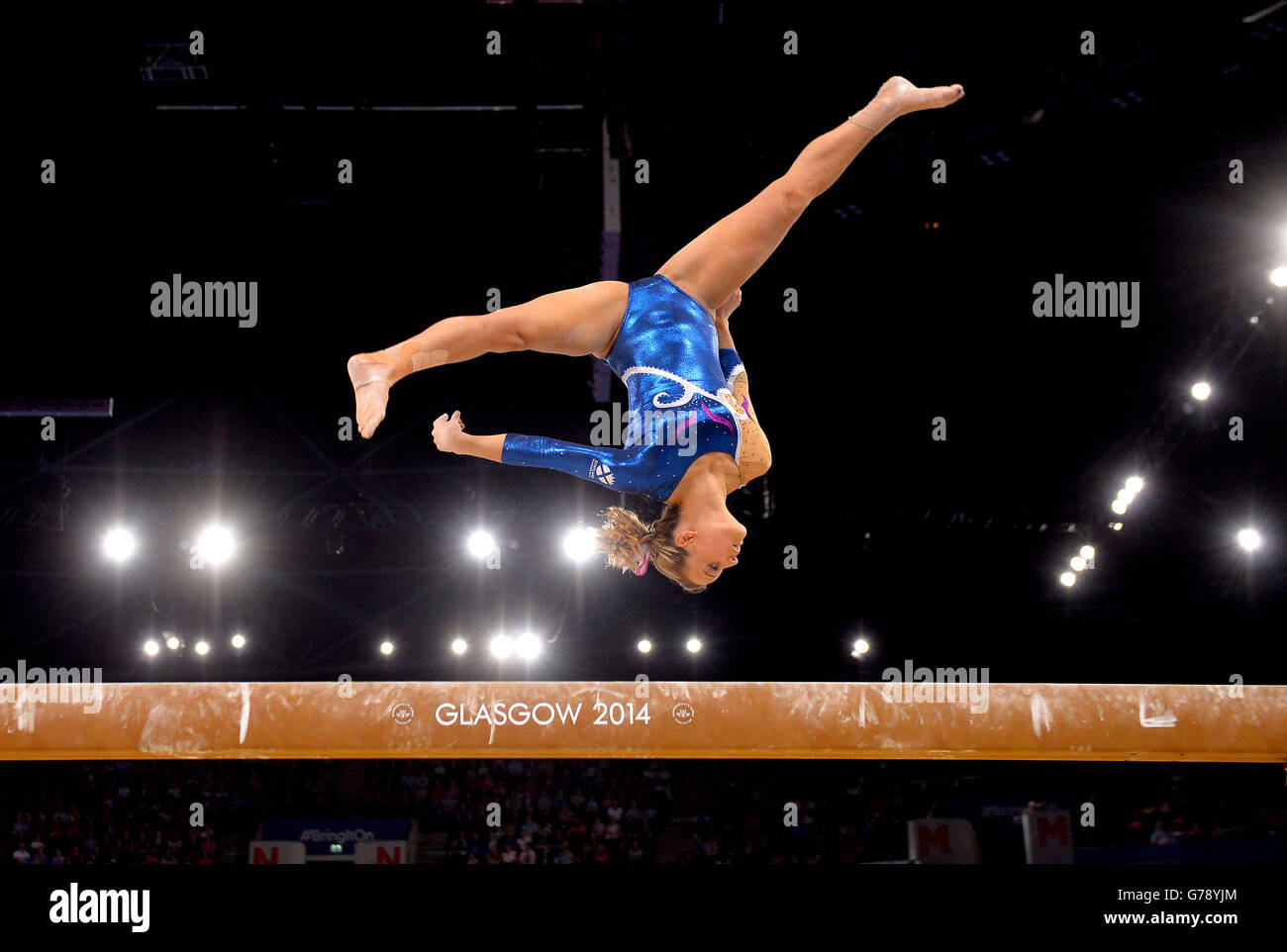 Emma White, en Écosse, en action sur le faisceau lors de la finale individuelle des femmes à SSE Hydro, lors des Jeux du Commonwealth de 2014 à Glasgow. Banque D'Images