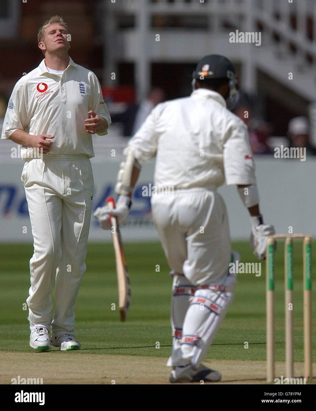 Matthew Hoggard (à gauche), en Angleterre, réagit après avoir presque pris le cricket de Dion Ebrahim au Zimbabwe pendant le troisième jour du premier match de test à Lord's, Londres. Banque D'Images