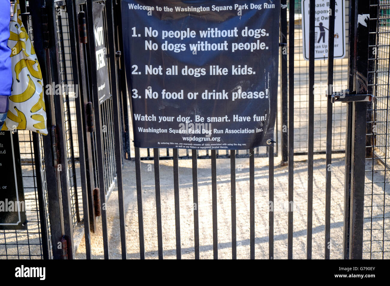 Signer à Washington Square Park dire "pas de gens sans les chiens, pas de chiens sans peuple' Greenwich Village, New York, USA Banque D'Images
