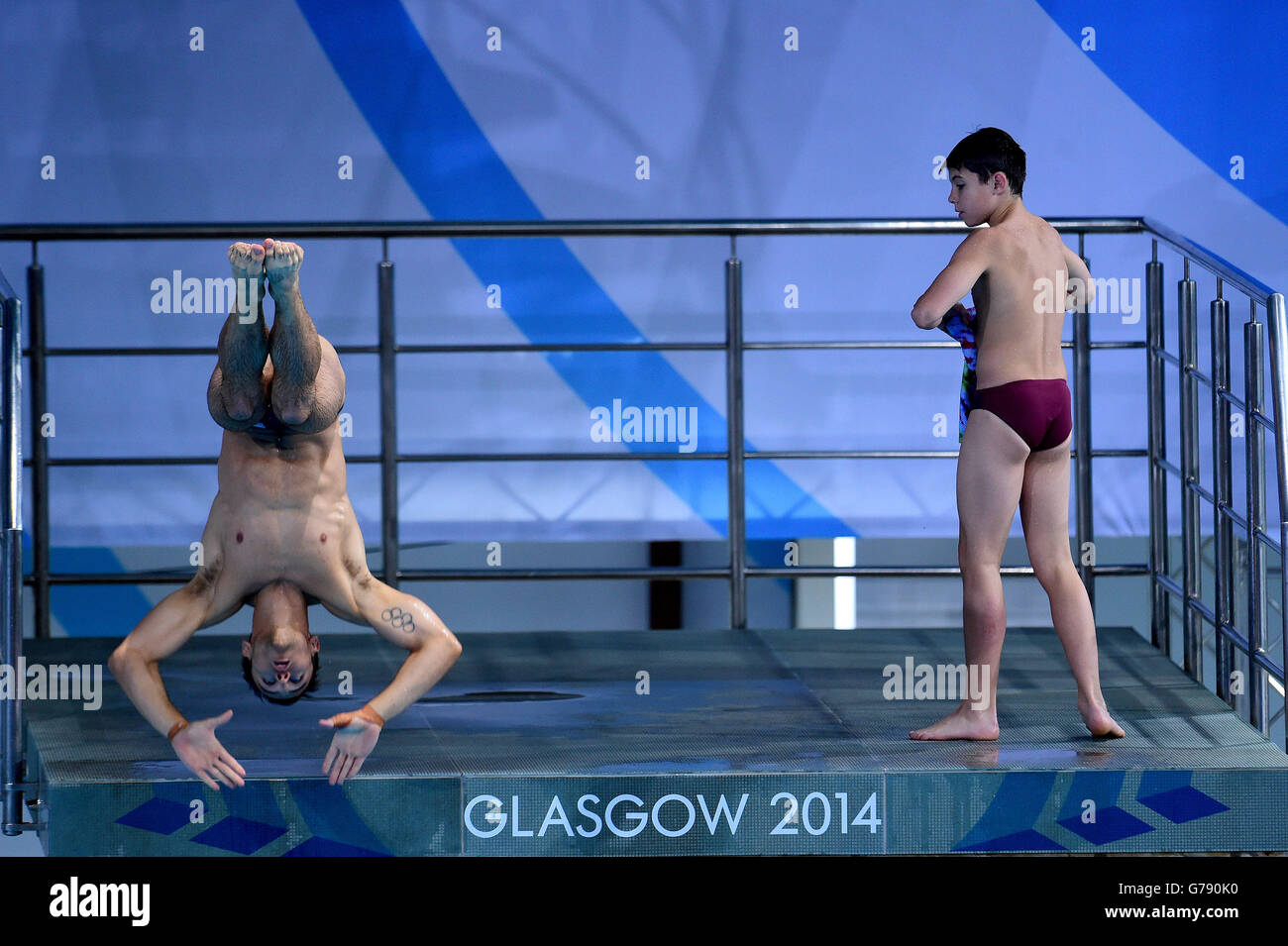 Matthew Dixon et Tom Daly, de l'équipe d'Angleterre, en pratique au Royal Commonwealth Pool d'Édimbourg, lors des Jeux du Commonwealth de Glasgow de 2014. Banque D'Images