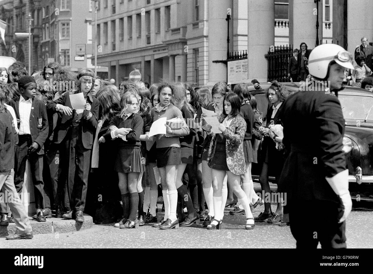 Des écoliers de Londres assistent à une manifestation à Trafalgar Square, à laquelle ils ont défilé depuis County Hall. Banque D'Images