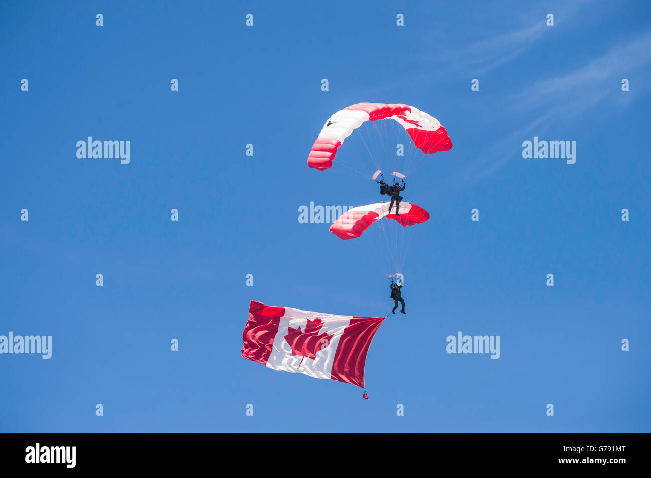 L'Équipe de parachutistes des Forces canadiennes, les SkyHawks, envolées, Springbank Springbank Airshow, Alberta, Canada Banque D'Images