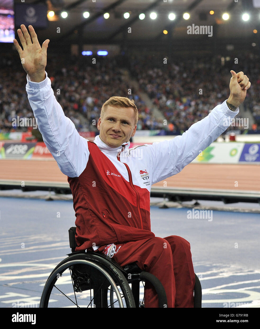 David Weir, en Angleterre, fait un pas en avant de recevoir sa médaille d'or pour la finale masculine de Para-Sport 1500m T54 à Hampden Park, lors des Jeux du Commonwealth de 2014 à Glasgow. Banque D'Images