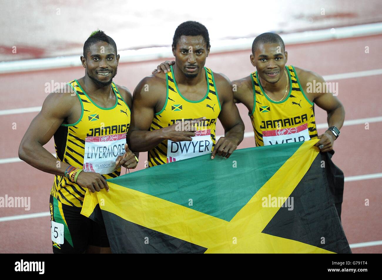 Rasheed Dwyer (au centre), en Jamaïque, célèbre sa victoire avec Warren Weir (à droite) deuxième place et Jason Livermore (à gauche) troisième place à la finale hommes de 200 m à Hampden Park, lors des Jeux du Commonwealth de 2014 à Glasgow. Banque D'Images