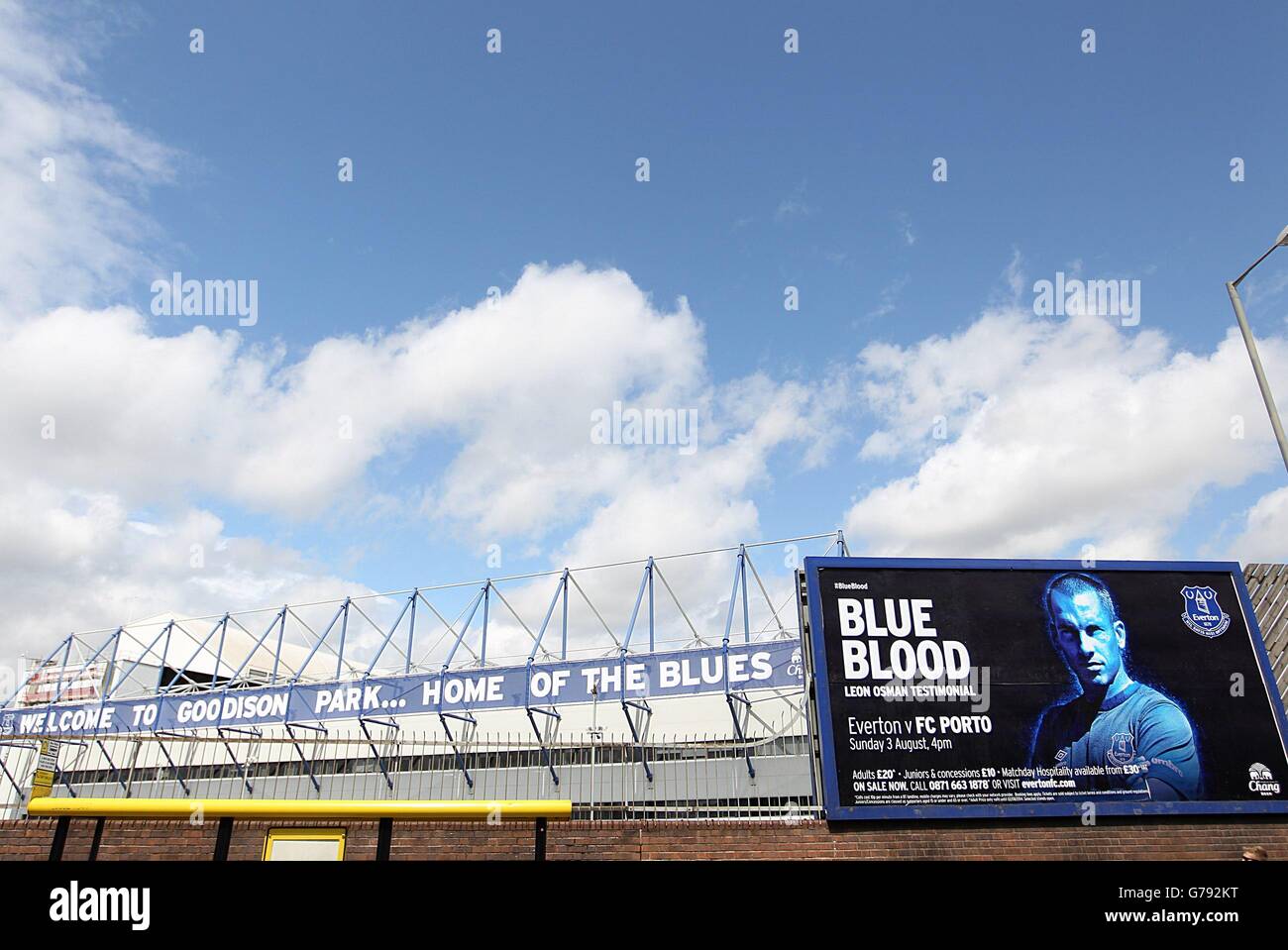 Football - Leon Osman témoignage - Everton v FC Porto - Goodison Park.Une vue générale de Goodison Park avec un panneau pour le jeu Leon Osman Témoignages contre le FC Porto Banque D'Images