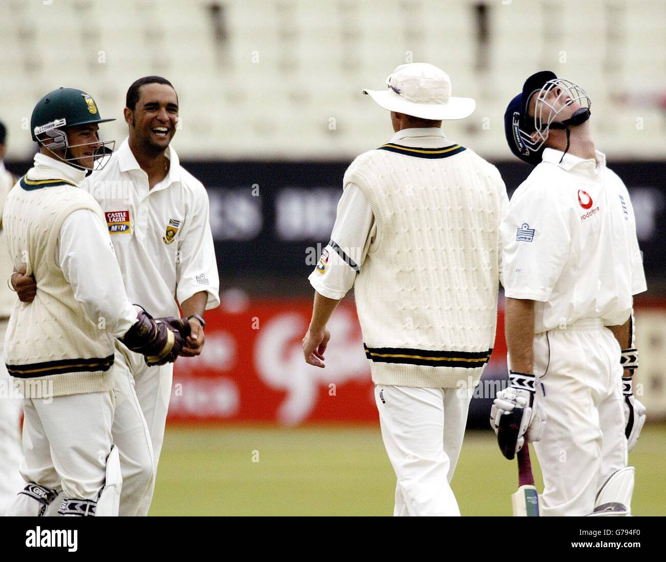 Michael Vaughan (à droite), en Angleterre, tient la tête en déjection après avoir perdu son cricket pour 22 à Robin Peterson, un joueur de spin sud-africain (deuxième à gauche), au cours de la dernière journée du match du Npower Test à Edgbaston, Birmingham. Banque D'Images