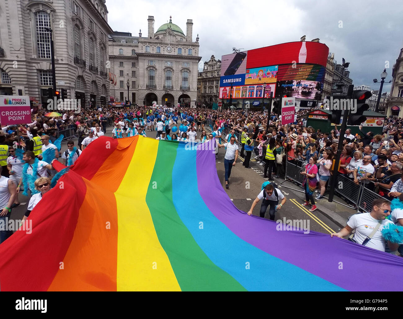 Londres, Royaume-Uni. 25 juin 2016. Drapeau Arc-en-ciel géant à la London Pride Parade à Londres, où le thème est # nofilter Crédit : Paul Brown/Alamy Live News Banque D'Images