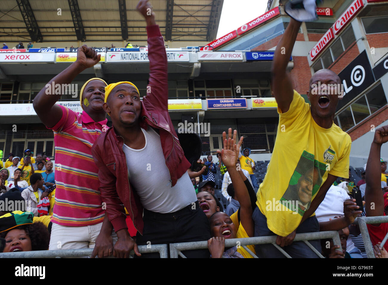 Durban, Afrique du Sud. 25 Juin, 2016. Encourager les jeunes comme sauvagement le président sud-africain Jacob Zuma arrive à Durban's King Park Stadium pour le mois de la jeunesse Rally organisé par le parti, le Congrès National Africain de l'aile jeunesse du parti. Credit : Giordano Stolley/Alamy Live News Banque D'Images