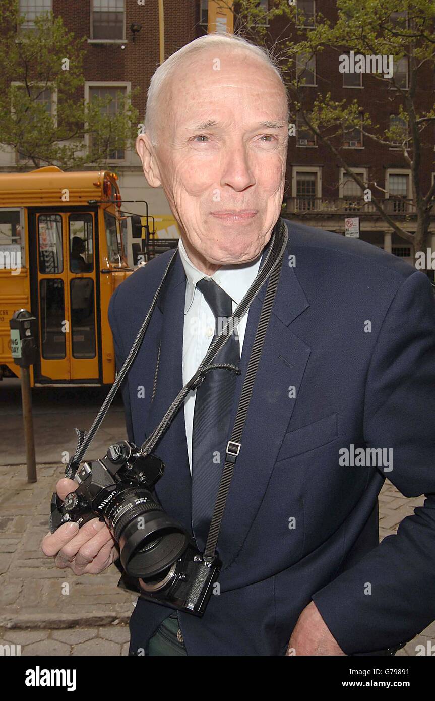 New York Times photographe Bill Cunningham (13 mars 1929 - 25 juin 2016) Photographie de mode tourné dans sa propre branche de l'anthropologie culturelle dans les rues de New York, relatant une époque toujours changeant de la scène sociale par son objectif de formation sur ce que les gens portaient élégamment, flamboyantly - ou tout simplement de façon sensée. Il est décédé le samedi à Manhattan à 87. Il avait été hospitalisé récemment après avoir une course. Sur la photo : 3 mai 2006 - New York, New York, États-Unis - BILL CUNNINGHAM au New York City Parks Conservancy le déjeuner pour les bienfaiteurs qui a eu lieu à Central Park. (Crédit Image : © Andrea REnault/Globe Banque D'Images