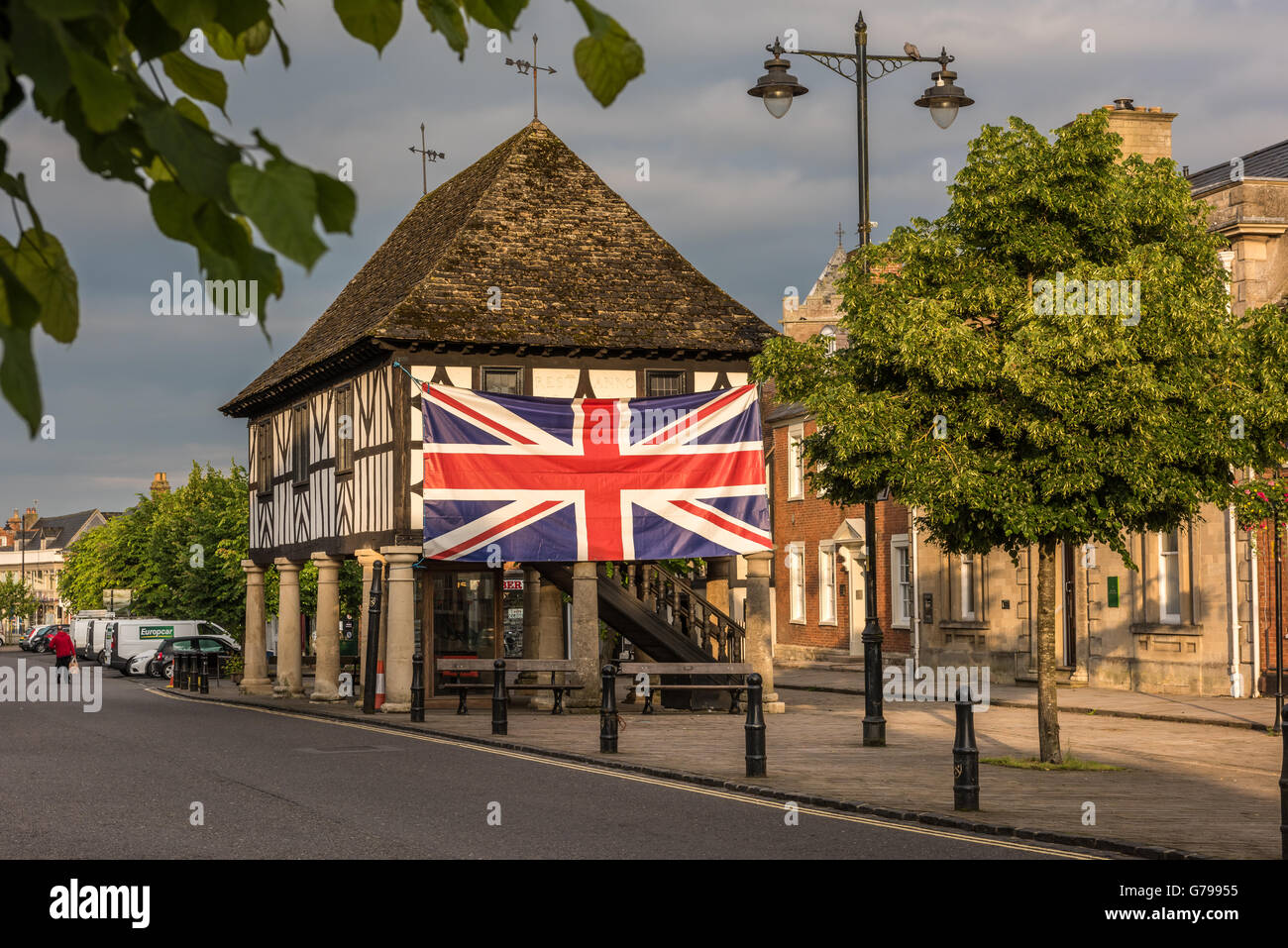 Royal Wootton Bassett, UK. 26 Juin, 2016. Un drapeau de l'Union adourns le côté de l'ancien hôtel de ville (maintenant un musée) dans le centre de Royal Wootton Bassett, célèbre pour le rapatriement des forces armées britanniques, dans le Wiltshire. Credit : Terry Mathews/Alamy Live News Banque D'Images