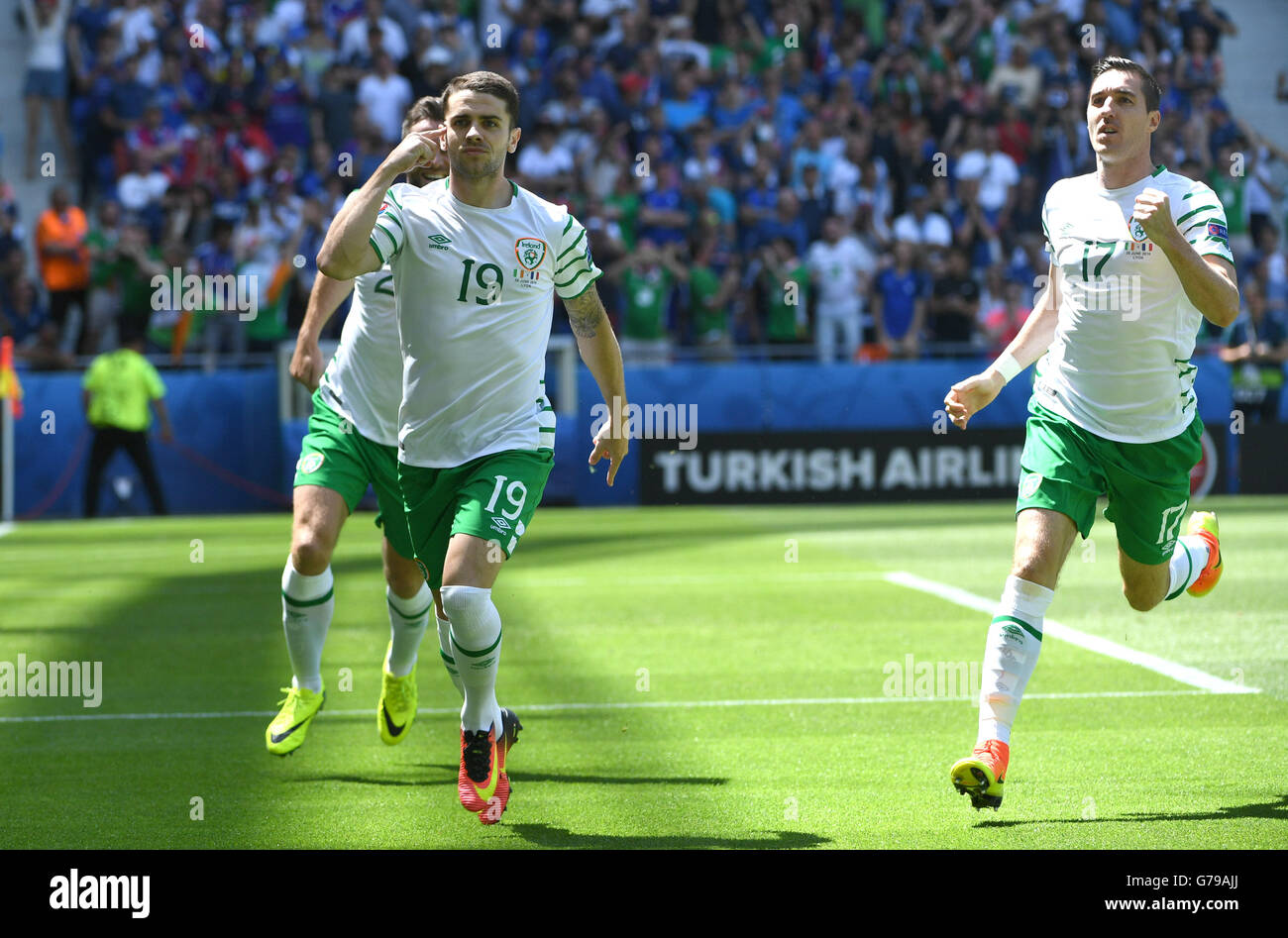 Lyon, France. 26 Juin, 2016. L'Irlande Robbie Brady (C) célèbre après avoir marqué sur un coup de pied de pénalité au cours de l'Euro 2016 ronde de 16 match de football entre la France et la République d'Irlande à Lyon, France, le 26 juin 2016. © Guo Yong/Xinhua/Alamy Live News Banque D'Images