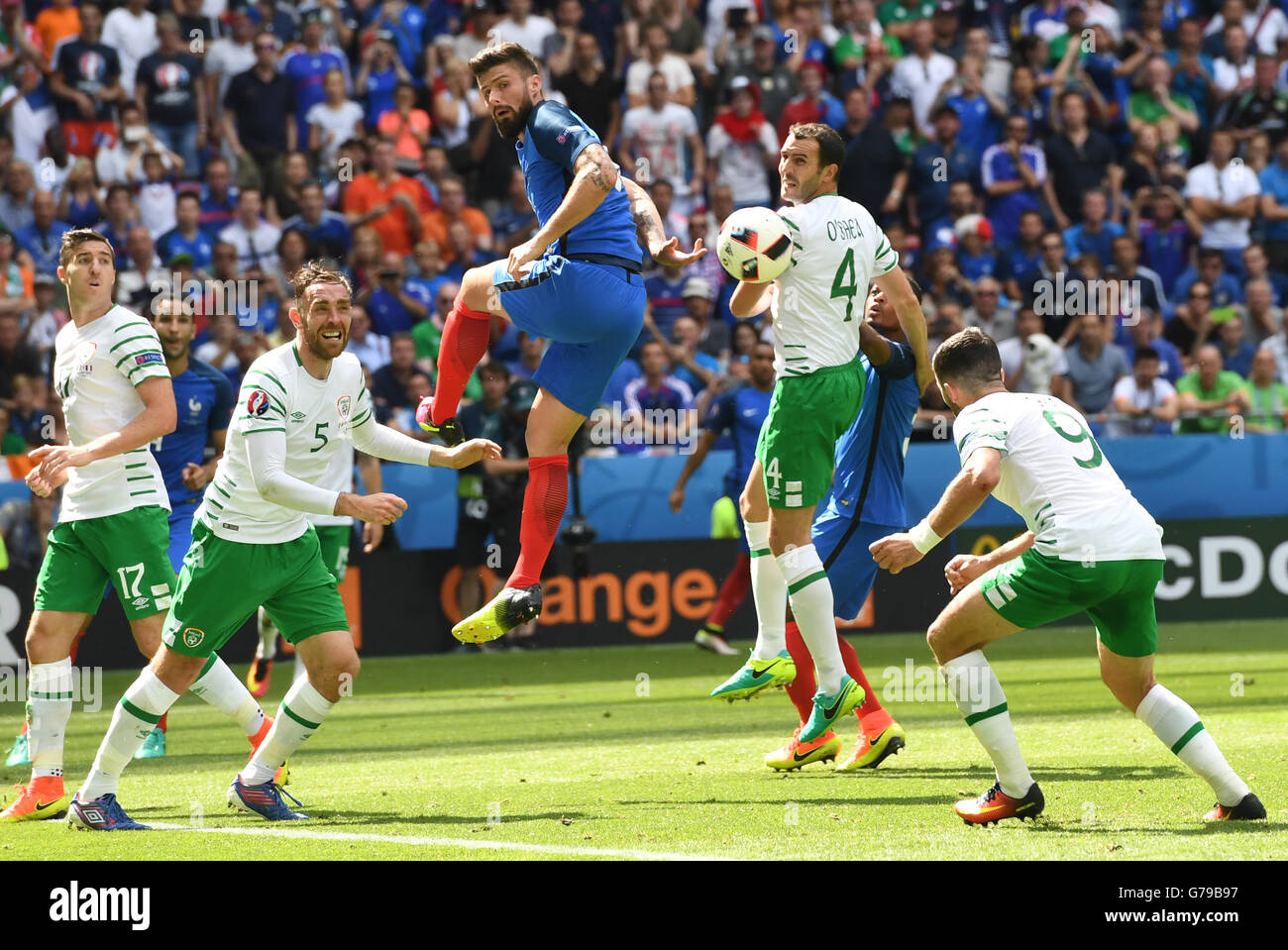 Lyon, France. 26 Juin, 2016. Olivier Giroud (c) de la France et de l'Ireland's Stephen Ward (l-r), Richard Keogh, John O'Sheam, Shane Long défi pour la balle pendant l'UEFA EURO 2016 ronde de 16 match de football entre la France et l'Irlande au Stade de Lyon à Lyon, France, 26 juin 2016. Photo : Federico Gambarini/dpa/Alamy Live News Banque D'Images