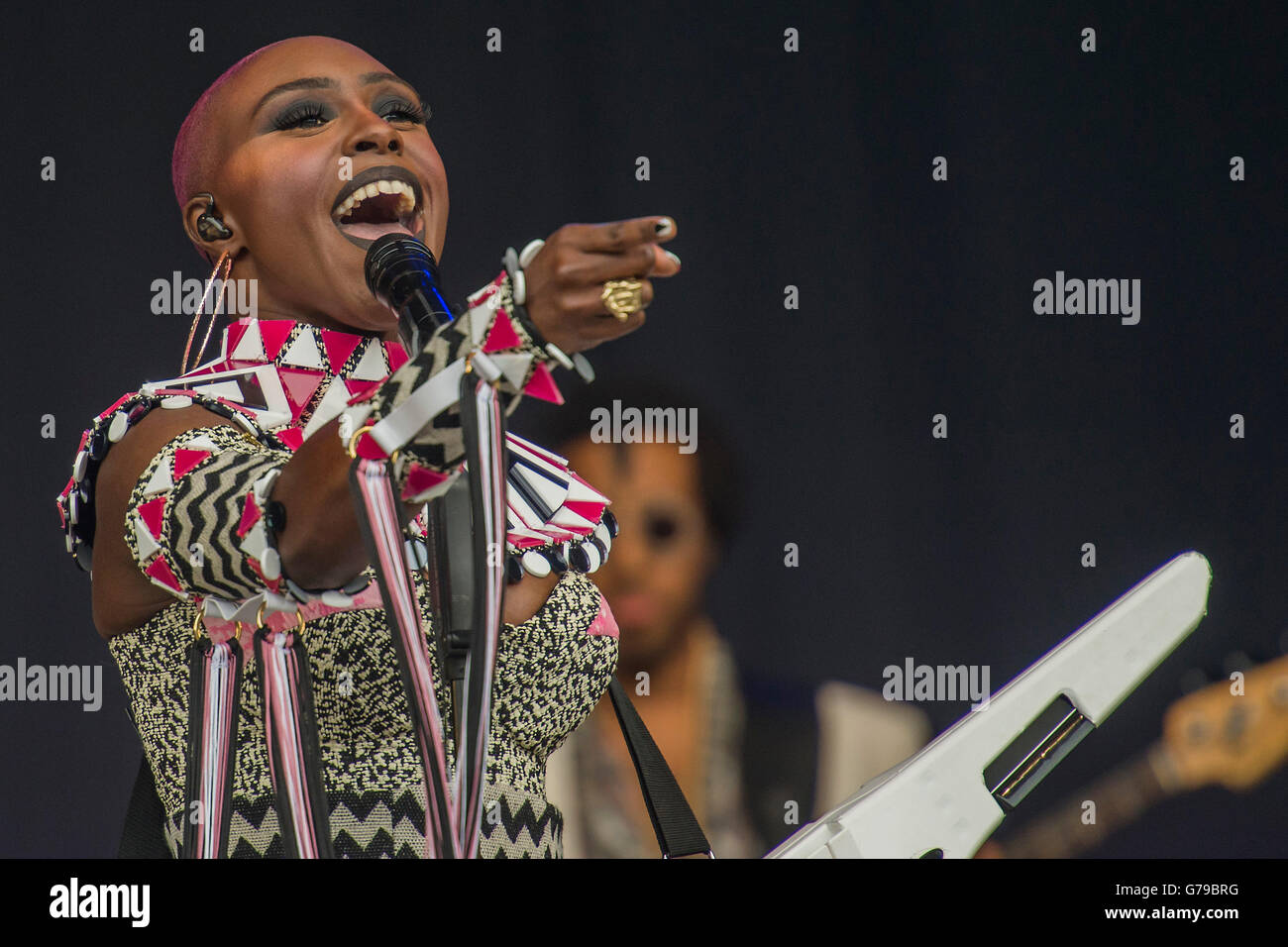 Glastonbury, Somerset, Royaume-Uni. 26 Juin, 2016. Laura Mvula joue la pyramide étape - 2016 Le festival de Glastonbury, digne ferme, Glastonbury. Crédit : Guy Bell/Alamy Live News Banque D'Images