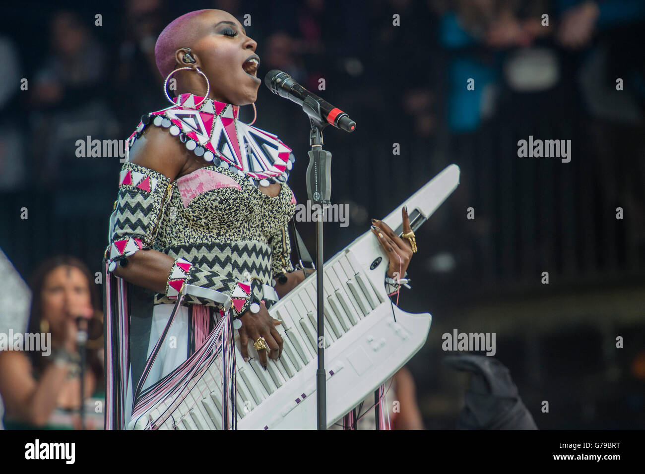 Glastonbury, Somerset, Royaume-Uni. 26 Juin, 2016. Laura Mvula joue la pyramide étape - 2016 Le festival de Glastonbury, digne ferme, Glastonbury. Crédit : Guy Bell/Alamy Live News Banque D'Images