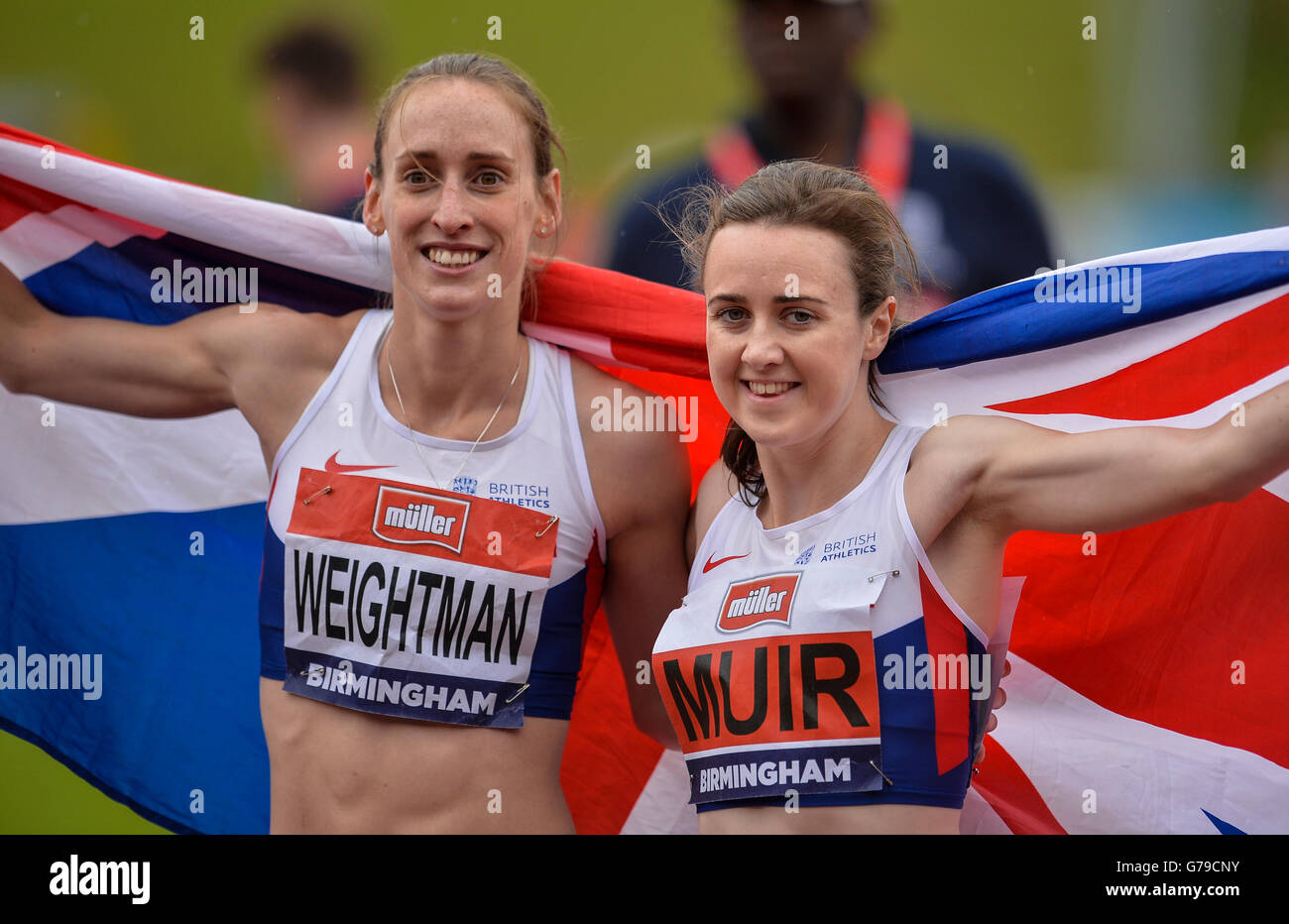 Alexander Stadium, Birmingham, UK. 26 Juin, 2016. Championnats d'athlétisme britannique. Laura Weightman et Laura Muir célébrer avec le drapeau britannique après le 1500m. © Plus Sport Action/Alamy Live News Banque D'Images