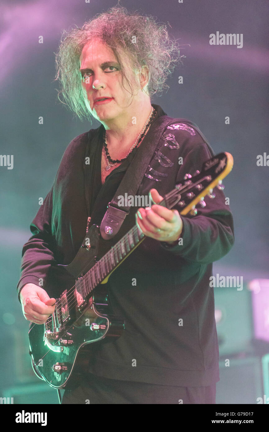 Columbia, Maryland, USA. 22 Juin, 2016. ROBERT SMITH de The Cure effectue au Merriweather Post Pavilion. Le groupe a joué 32 chansons dans une carrière s'étendant sur set. © Kyle Gustafson/ZUMA/Alamy Fil Live News Banque D'Images