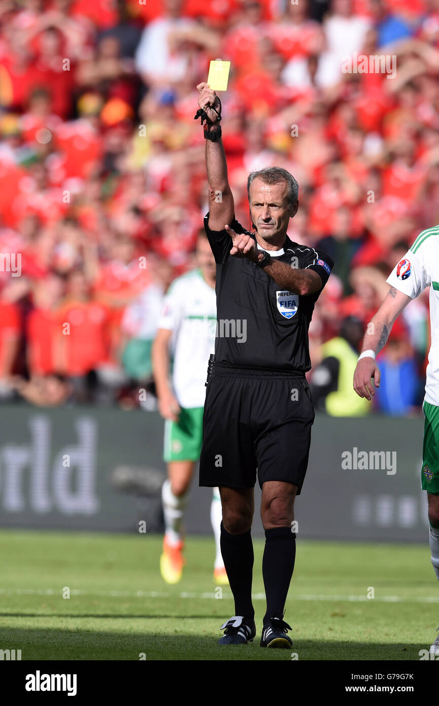 Martin Atkinson (arbitre) ; le 25 juin, 2016- : Football UEFA Euro 2016, Tour de France 16, le Pays de Galles 1-0 Irlande du Nord à Stade Parc des Princes, Paris, France. (Photo par aicfoto/AFLO) Banque D'Images