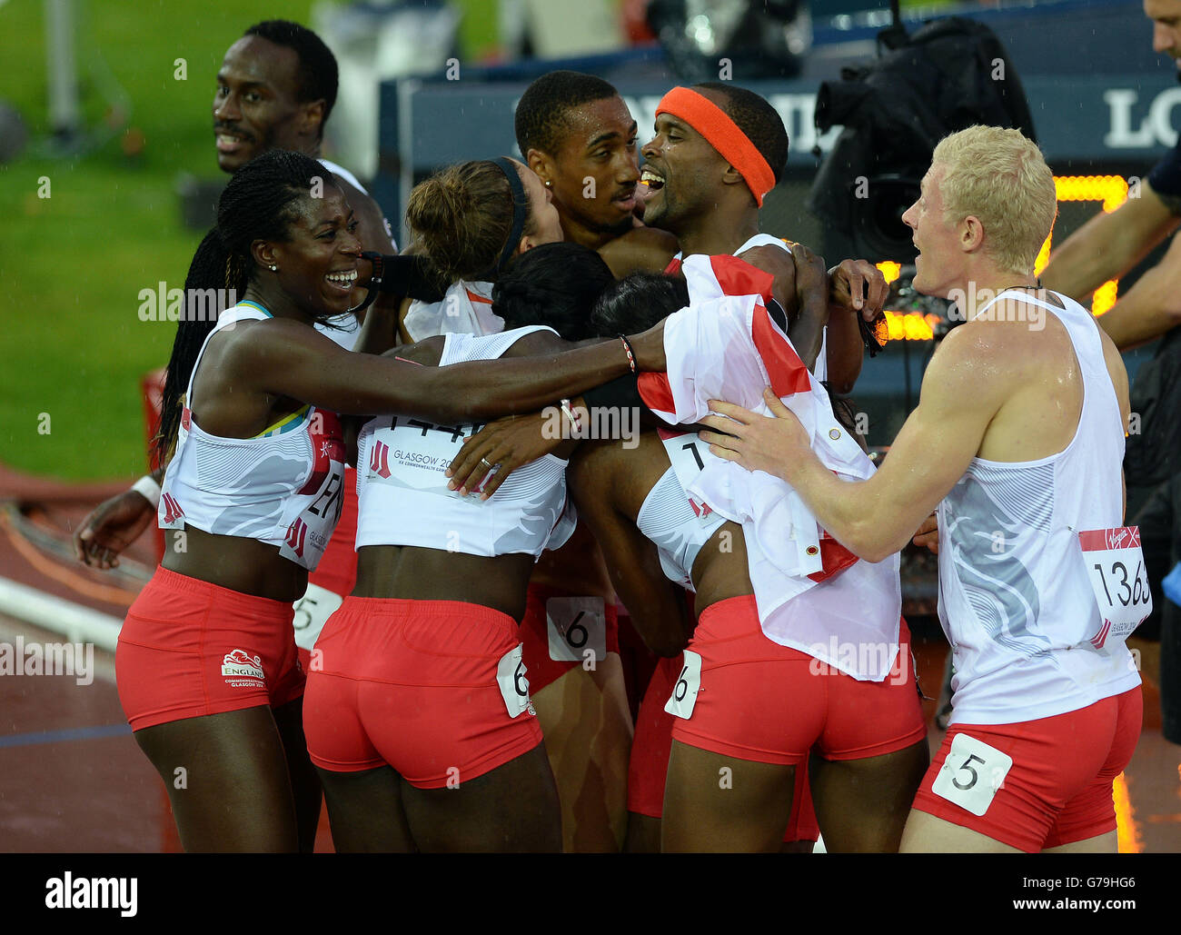 Les équipes de relais de 4 x 400 m des hommes et des femmes d'Angleterre célèbrent ensemble après que les hommes ont remporté leur relais de 4 x 400 m au parc Hampden, lors des Jeux du Commonwealth de 2014 à Glasgow. Banque D'Images