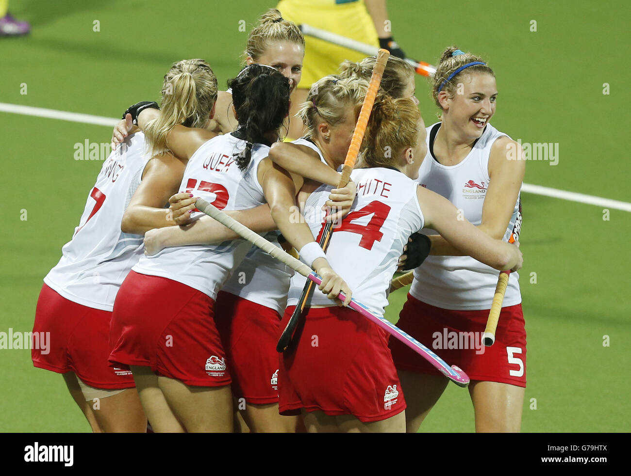 Lily Owsley (à droite), en Angleterre, célèbre son but lors du match de la Médaille d'or des femmes au Centre national de hockey, lors des Jeux du Commonwealth de 2014 à Glasgow. Banque D'Images