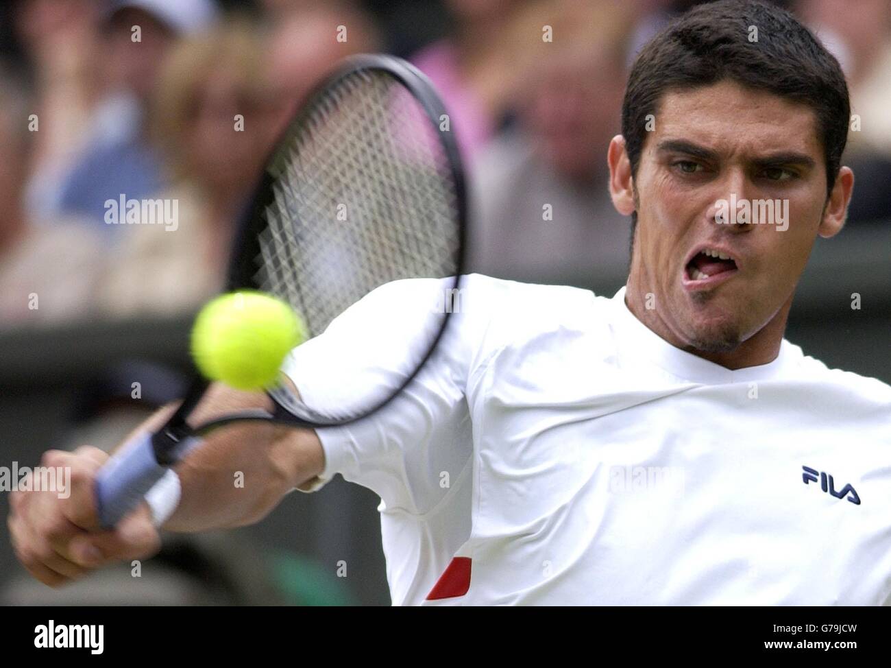 , PAS D'UTILISATION DE TÉLÉPHONE MOBILE. Mark Philippoussis, originaire d'Australie, en action contre Roger Federer, originaire de Suisse, lors de la finale masculine aux championnats d'Angleterre de tennis sur gazon à Wimbledon. Banque D'Images