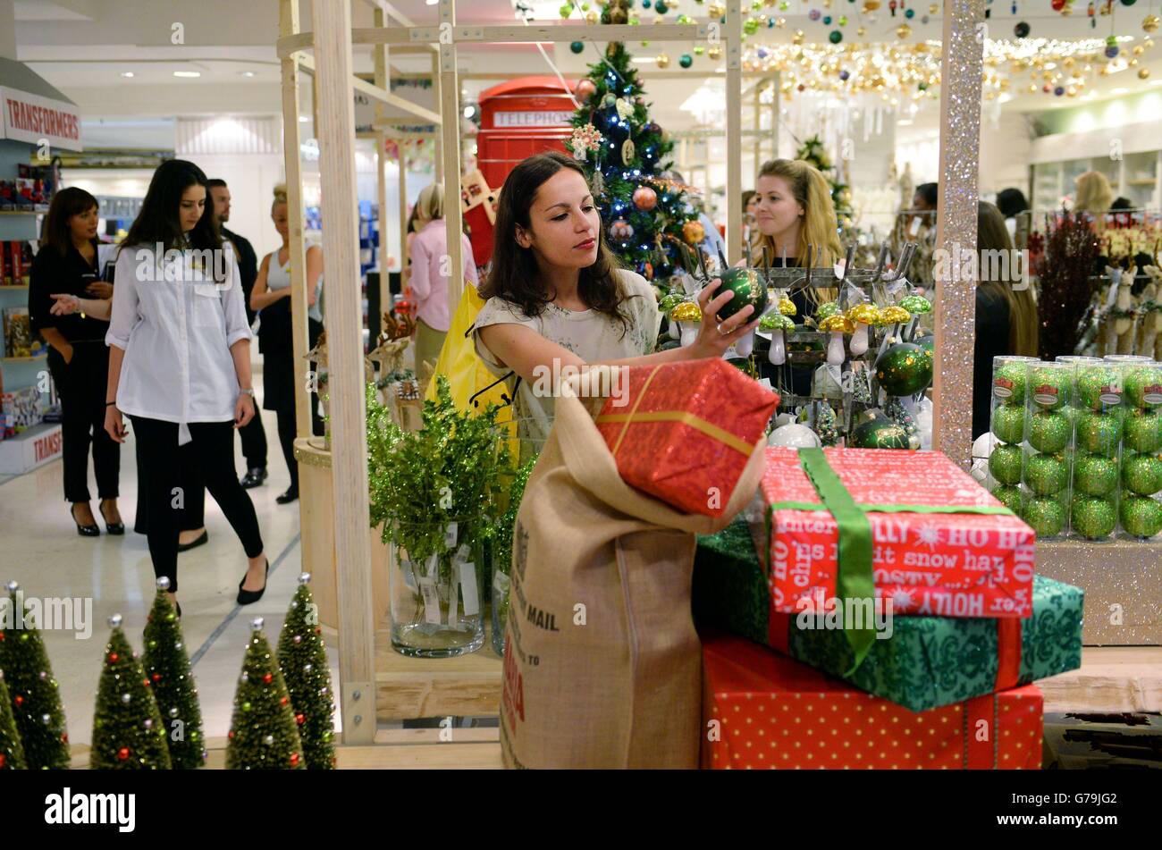 Selfridges Christmas Shop ouverture 2014.Le personnel de Selfridges à Londres, regarde la boutique de Noël de cette année avant son ouverture ce matin. Banque D'Images