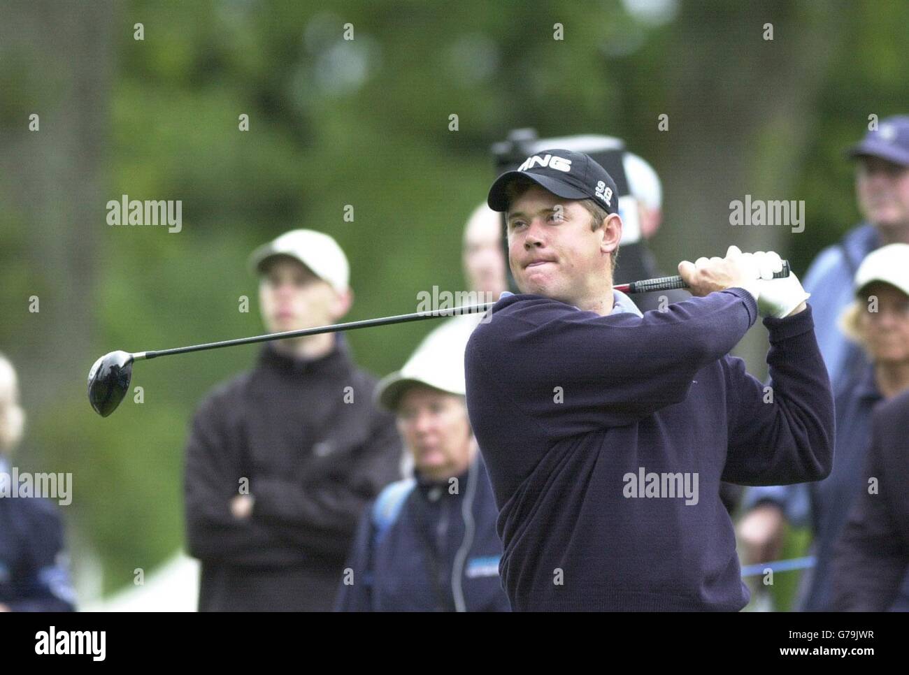 Le tee-shirt Angleterre Lee Westwood est parti au début de son tour lors de la première partie du Barclays Scottish Open au club de golf Loch Lomond près de Balloch.30/03/2004: L'Angleterre Lee Westwood qui devra faire avec être parmi les spectateurs aux US Masters de cette année. Banque D'Images