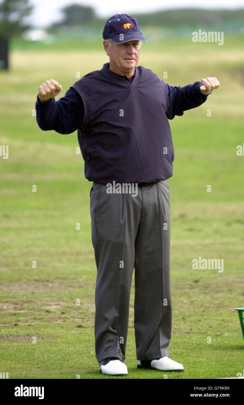 Le golfeur américain Jack Nicklaus se réchauffe sur l'aire d'échauffement avant son premier tour au championnat Senior British Open Championship à Turnberry. *...Nicklaus et son homologue américain Tom Watson revivront 1977 s célèbre Duel dans le Soleil environ 26 ans après avoir produit l'une des plus belles finales jamais vues lors d'un Open Championship. À cette occasion, Nicklaus a fermé avec des 66s successifs - et perdu par un accident vasculaire cérébral à Watson, qui a cardé 66, 65. Banque D'Images