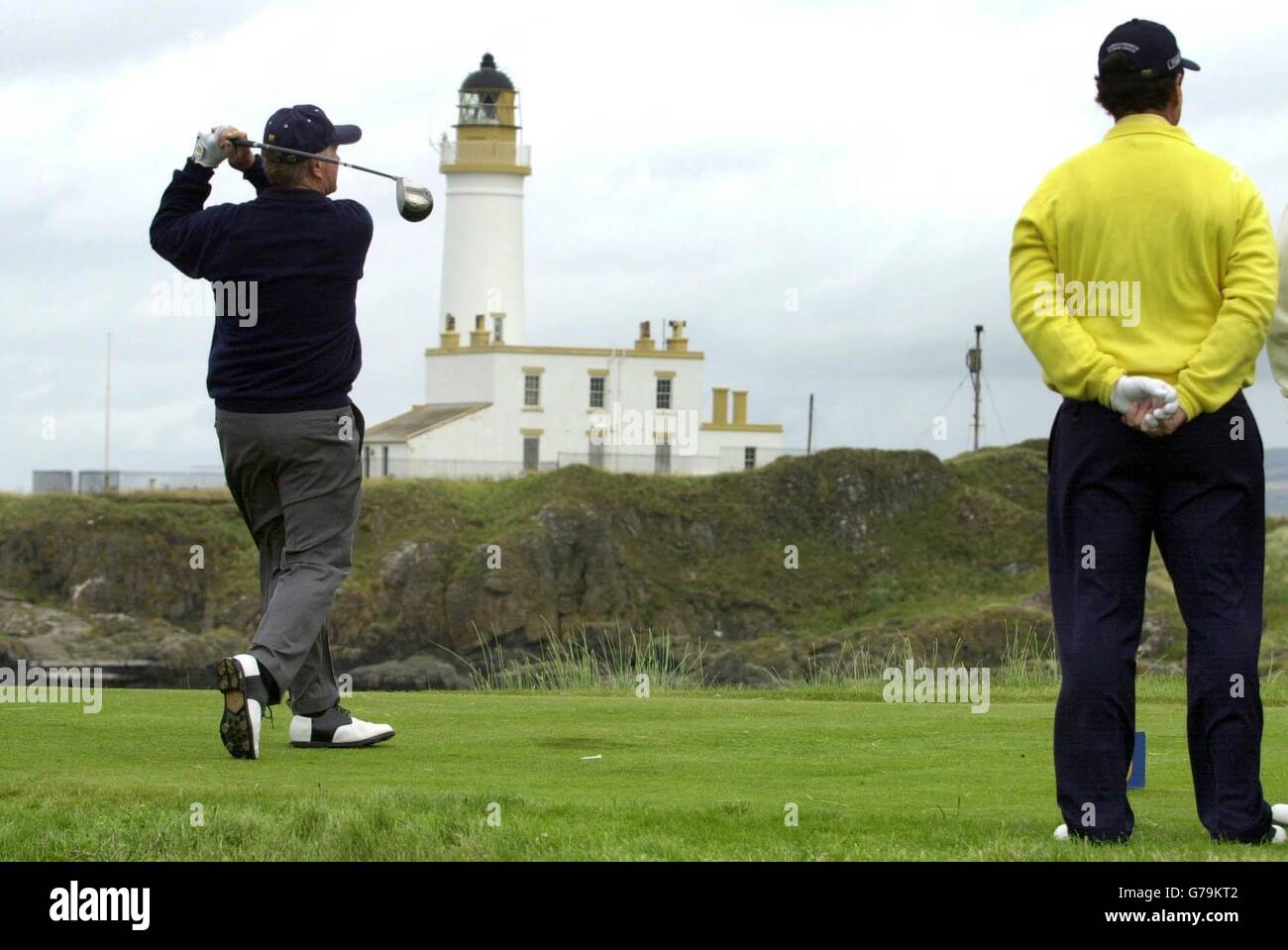 L'américain Jack Nicklaus est au neuvième tee avec le Turnberry Lighthouse en arrière-plan et l'américain Tom Watson très à droite lors de son premier tour au Senior British Open Championship, Turnberry.*..la paire revit 1977 s célèbre 'del au Soleil' environ 26 ans après avoir produit l'une des plus belles finales jamais vues à un Championnat ouvert.À cette occasion, Nicklaus a fermé avec des 66s successifs - et perdu par un accident vasculaire cérébral à Watson, qui a cardé 66, 65. Banque D'Images
