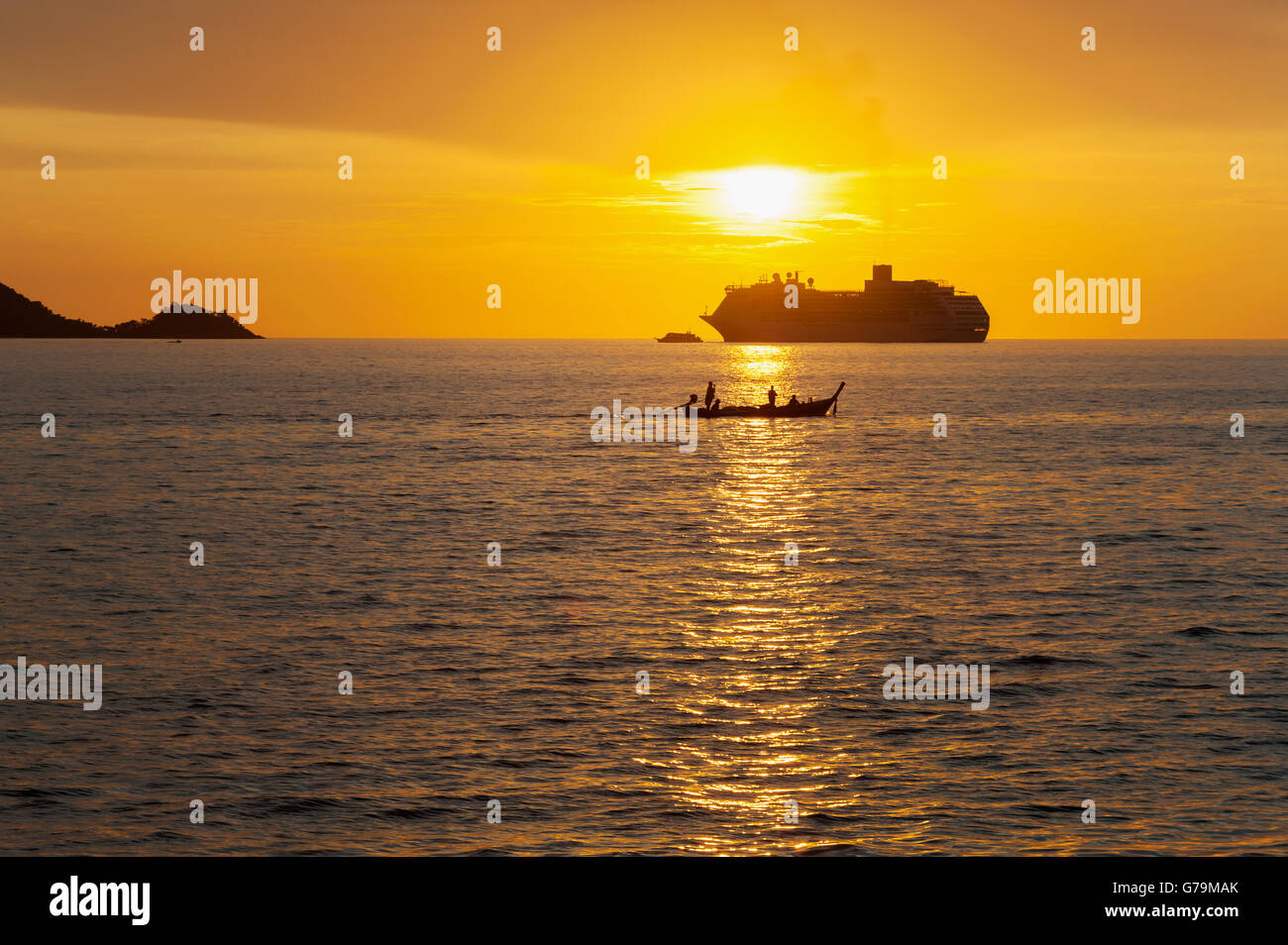 La mer spectaculaire et transports bateau avec couleur de coucher de soleil et la lumière sur le soleil au crépuscule Banque D'Images