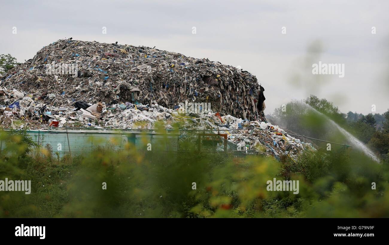 La montagne de déchets qui est au fond d'un cul-de-sac résidentiel, Cornwall Drive, à St Paul's Cray, Orpington, Kent, depuis environ trois ans. Banque D'Images