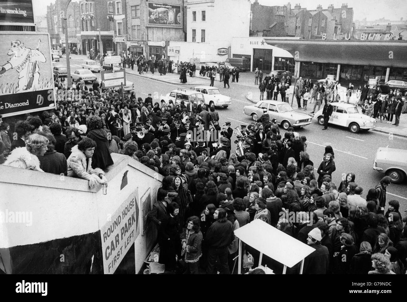 L'Armée du Salut joue auprès de la foule en attente du concert d'adieu des Rolling Stones au Roundhouse de Chalk Farm. Banque D'Images