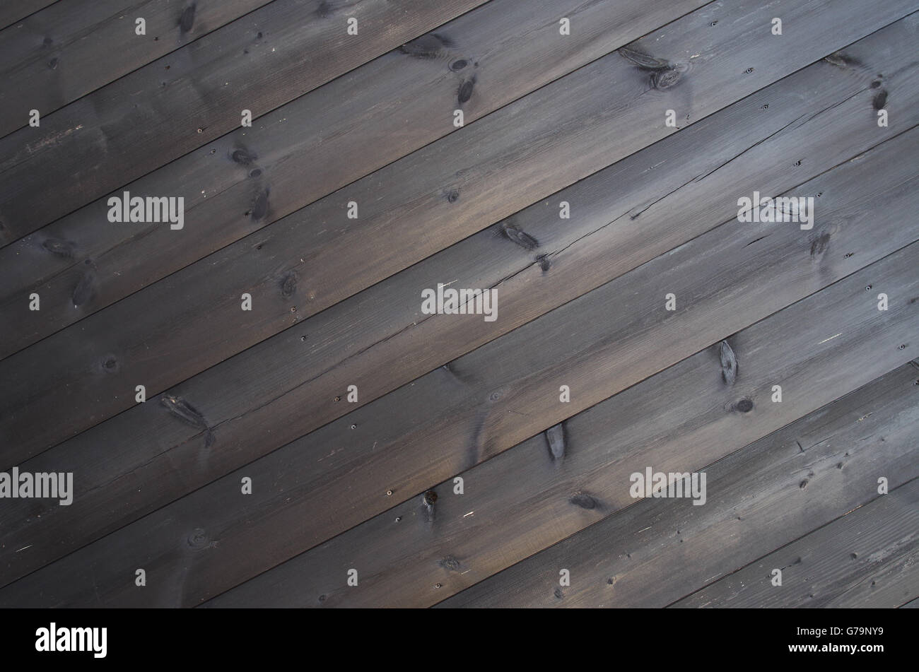 Fond sombre de la old pine boards situé sur une diagonale de droit avec la texture du bois naturel. Banque D'Images