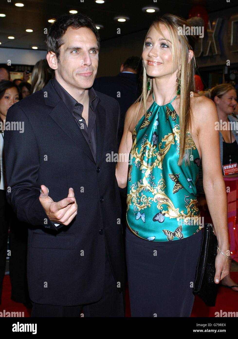 L'acteur Ben Stiller avec sa femme Christine Taylor arrive pour la première britannique de leur dernier film Dodgeball à l'Odeon Kensington à l'ouest de Londres Banque D'Images