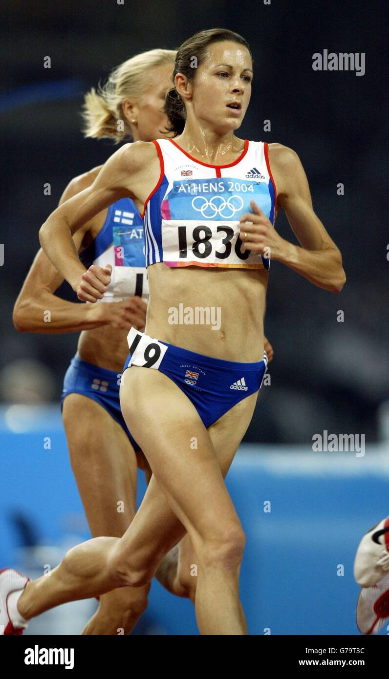 JO Pavey, de Teddington, à Middlesex, en Grande-Bretagne, est en compétition dans sa chaleur de 5 000 m au stade olympique d'Athènes, en Grèce. Banque D'Images