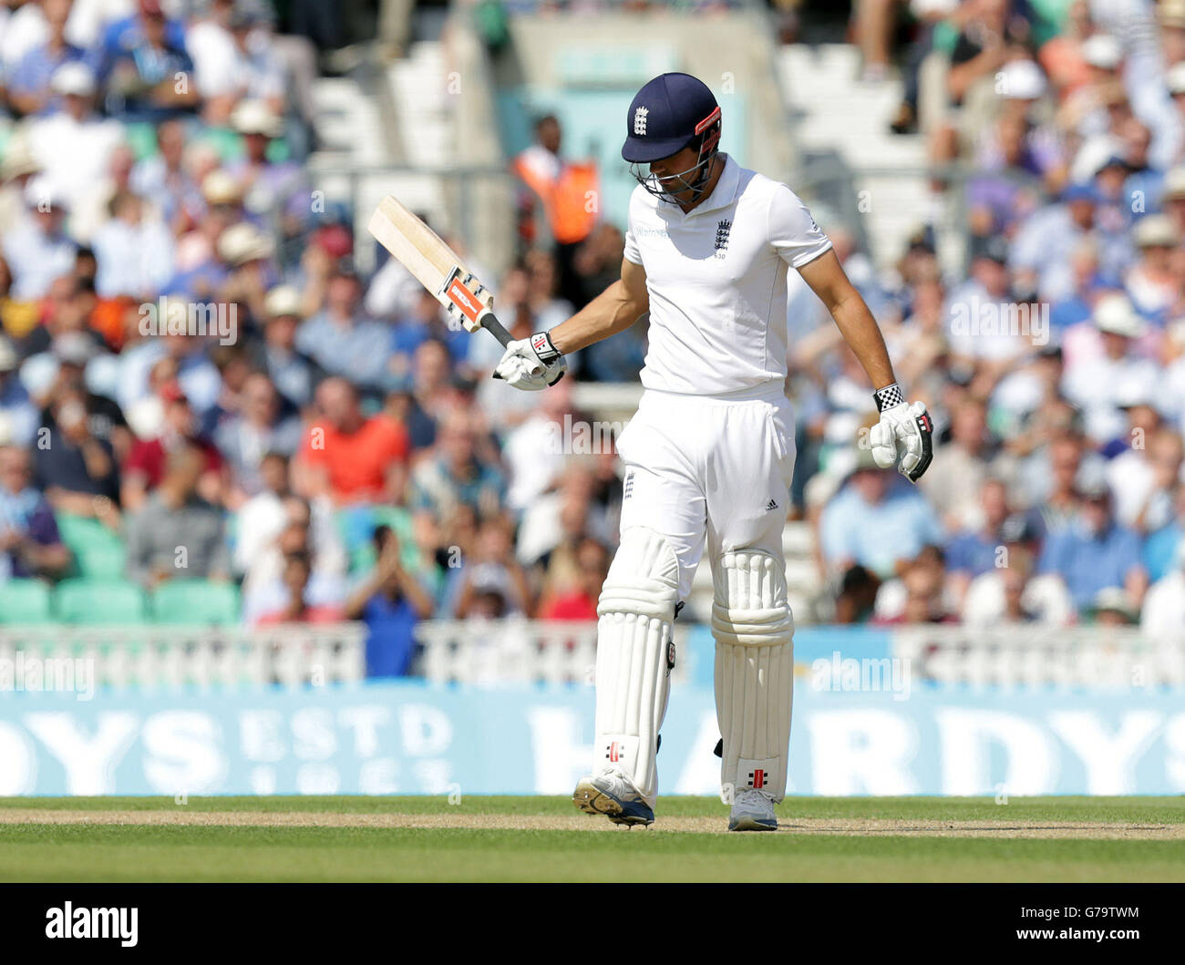 Le capitaine d'Angleterre Alastair Cook quitte le terrain après avoir perdu son cricket lors du cinquième Test au Kia Oval, Londres. Banque D'Images