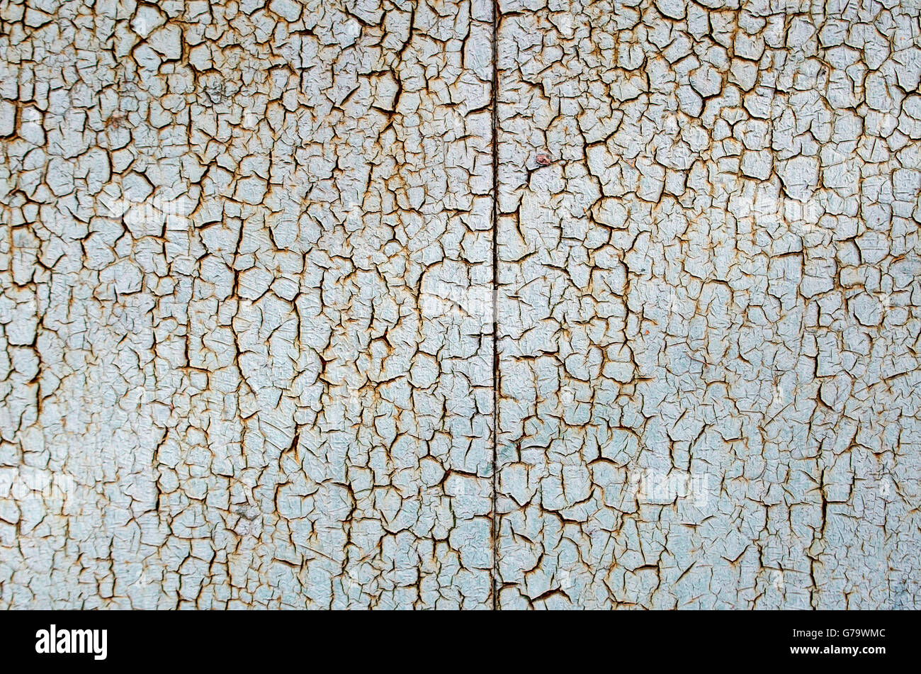 Rusty metal surface est couverte d'une épaisse couche de peinture qui s'est fissurée à partir de l'âge d'utiliser comme arrière-plan. Banque D'Images