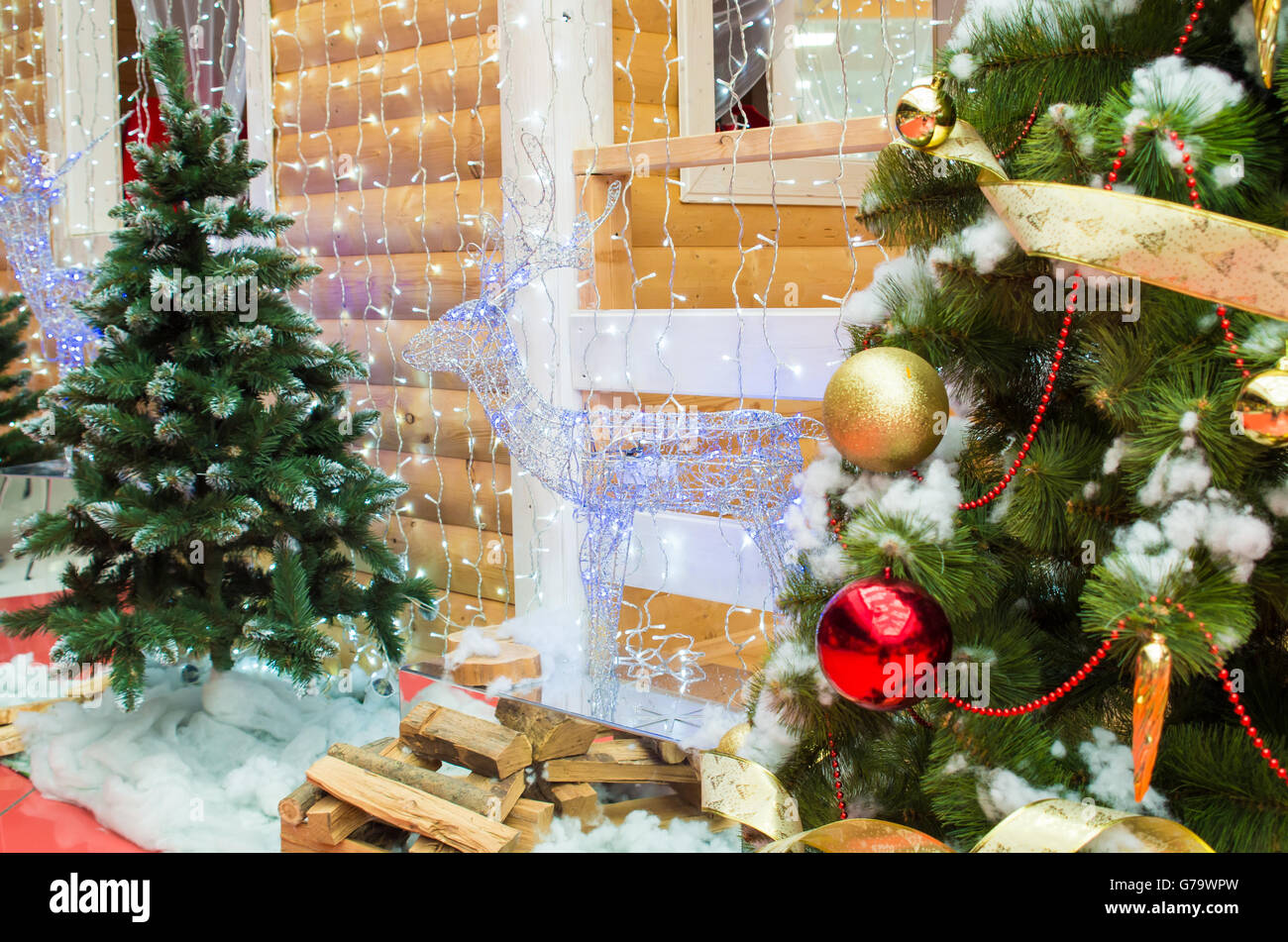 Arrière-plan sur le thème de Noël et Nouvel An. Maison du Père Noël, des sapins de Noël et le renne de lumières de Noël. Banque D'Images