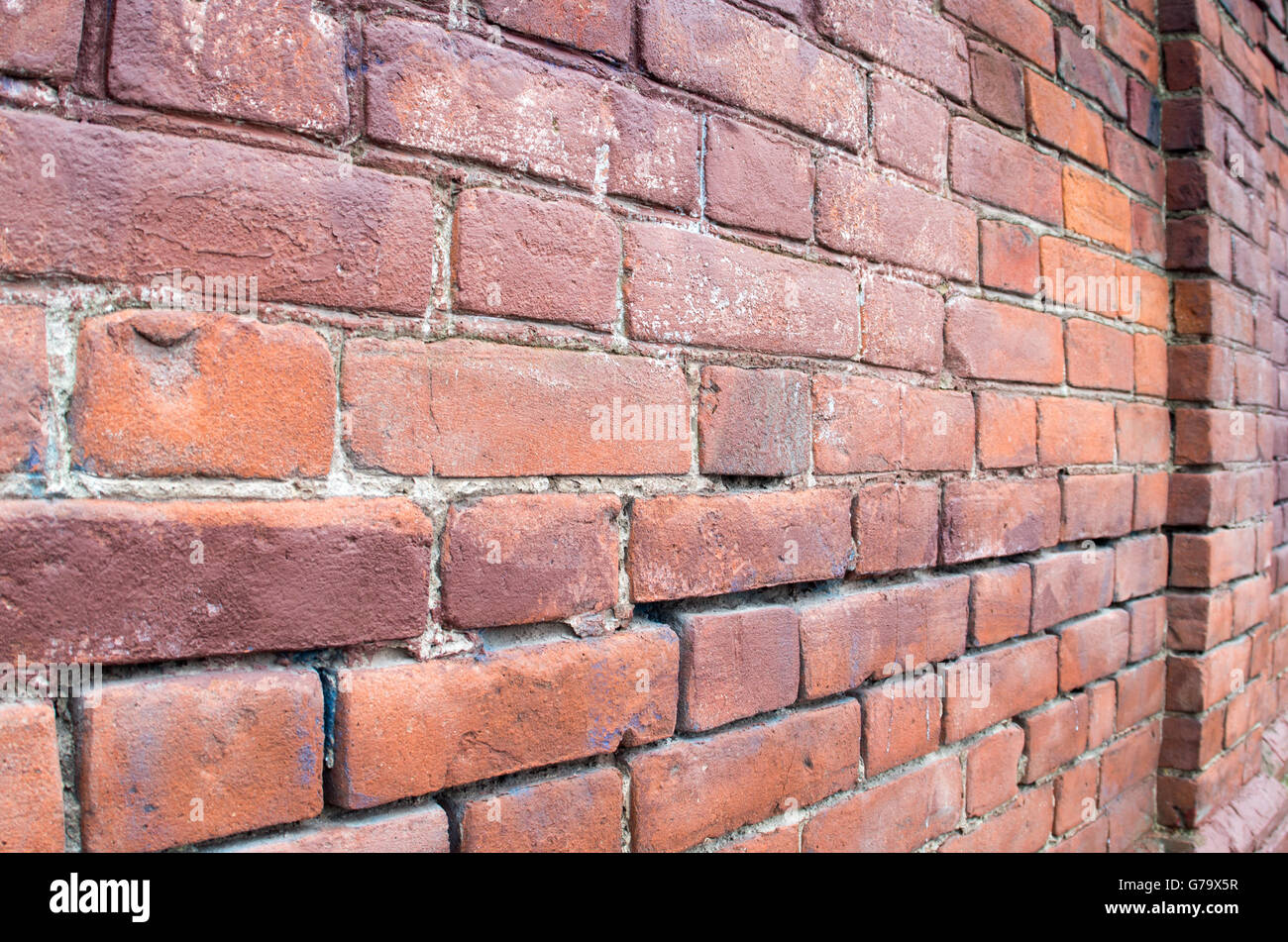 Selective focus sur un mur de briques à un angle avec une partie distale diffuse pour servir d'arrière-plan Banque D'Images