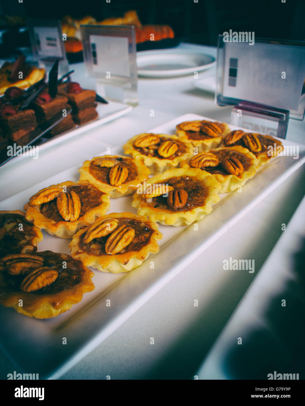 Photographie d'un écrou pie dessert sur une table avec d'autres pies Banque D'Images