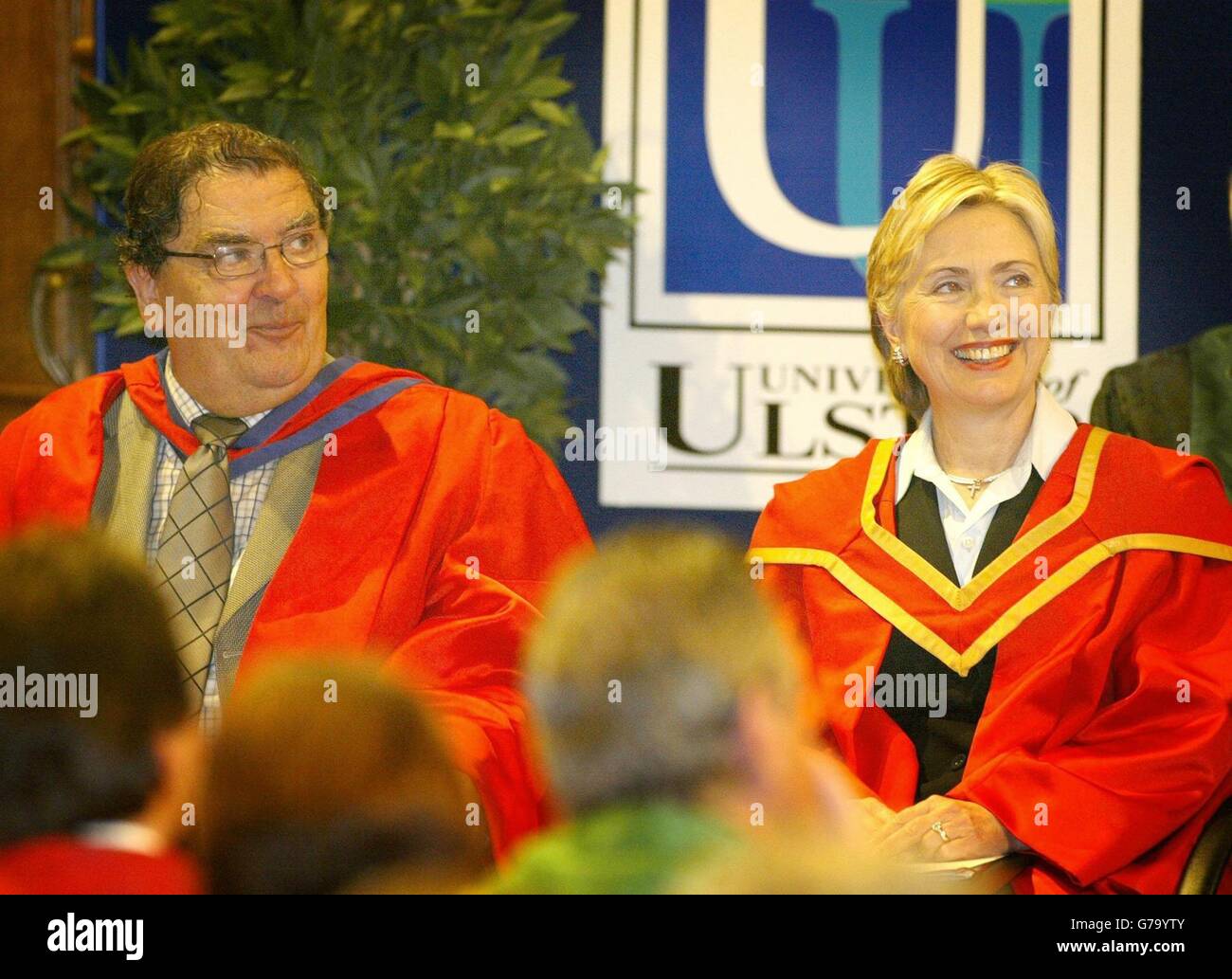 LA sénatrice AMÉRICAINE Hillary Rodham Clinton, avec le professeur John Hume, à la conférence de paix Tip O'Neill, au campus Magee de l'Université d'Ulster à Londonderry.L'ancienne première dame des États-Unis a reçu le titre honorifique de docteur en droit et a prononcé un discours sur la paix et la réconciliation lors d'une visite à l'université, en exhortant la paix à être assurée en Irlande du Nord pour aider à mettre fin à l'avancement du terrorisme mondial. Banque D'Images